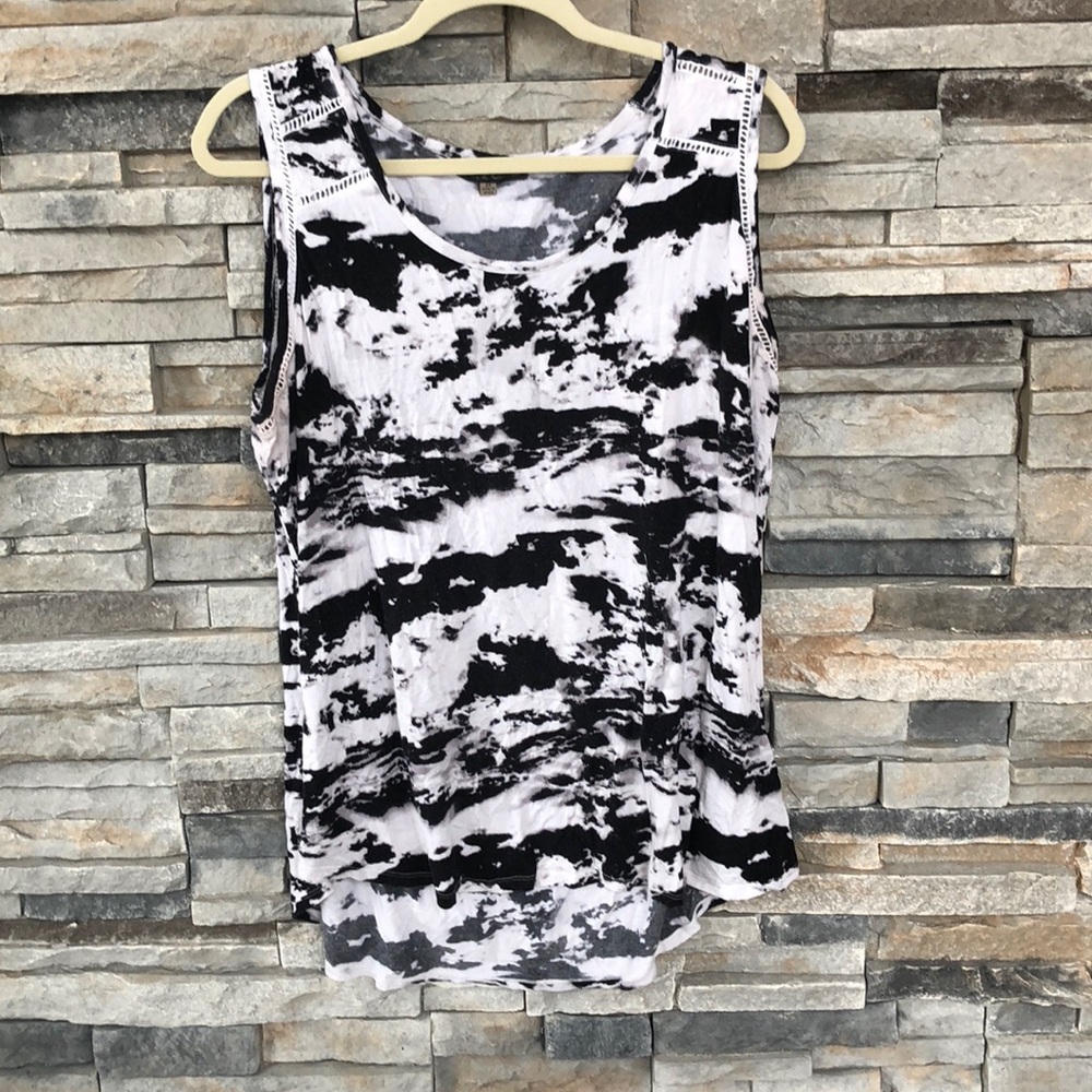 2x Summery black and white print tank!